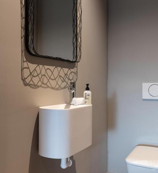 テラスつきの２ベッドルームアパートメント, Going Triple A Apartments East