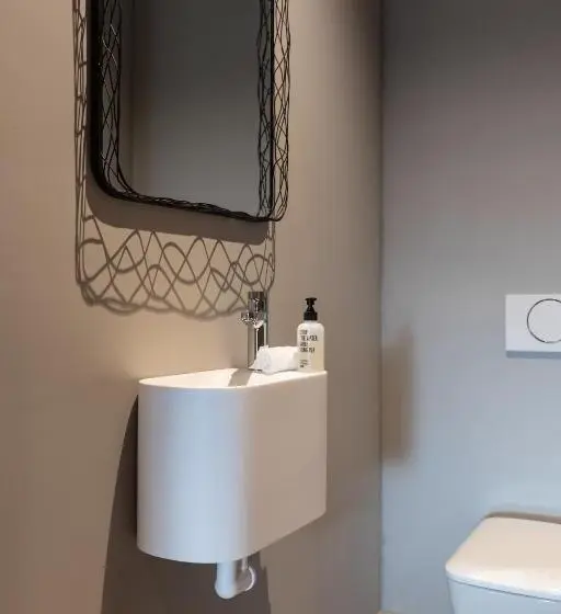 テラスつきの２ベッドルームアパートメント, Going Triple A Apartments East