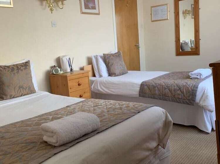 غرفة قياسية ثلاثية, Ambassador