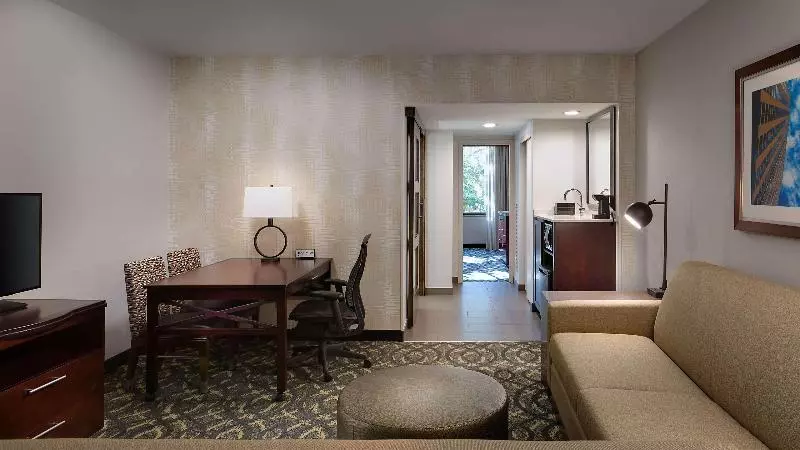 キングサイズベッドのスイートルーム, Embassy Suites By Hilton Dallas Love Field