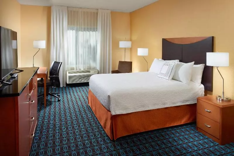 キングサイズベッドのスタンダードルーム, Fairfield Inn & Suites Clarksville