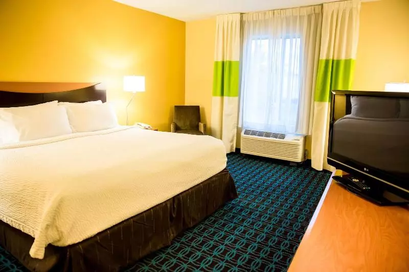 キングサイズベッドのスタンダードルーム, Fairfield Inn & Suites Fredericksburg