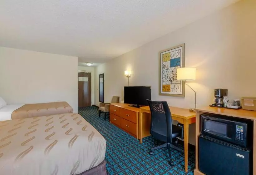 Standard Neljän Hengen Huone, Quality Inn & Suites Sandusky