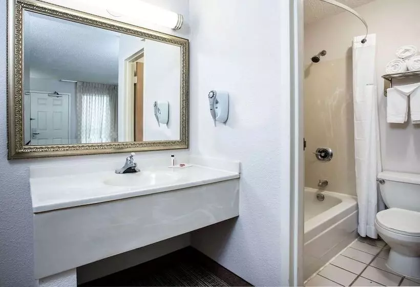２ダブルベッドのスタンダードルーム, Travelodge By Wyndham Fort Wayne North