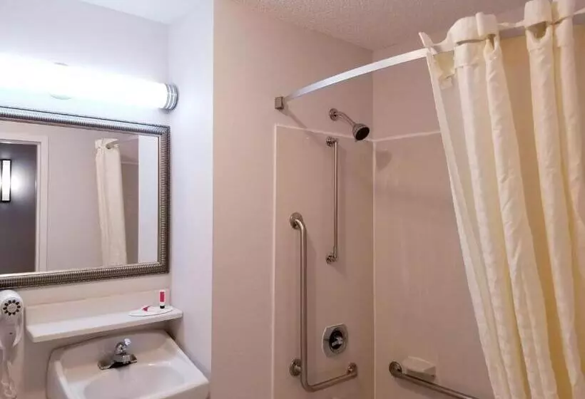 身障者適用キングサイズベッドルーム, Travelodge By Wyndham Fort Wayne North