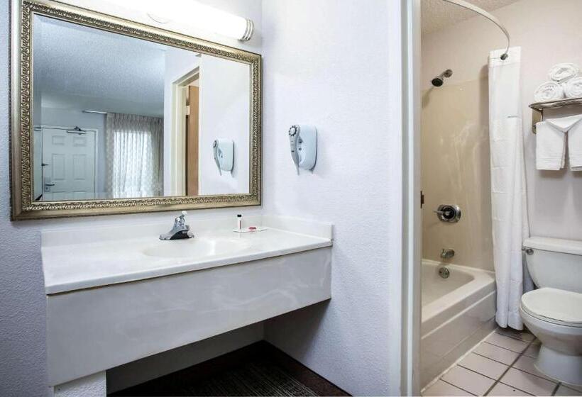 سوئیت با تخت بزرگ, Travelodge By Wyndham Fort Wayne North