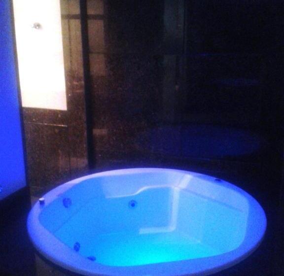 Chambre Deluxe, Toulouse Motel