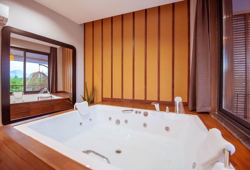 带泳池观景的豪华房, Arwen