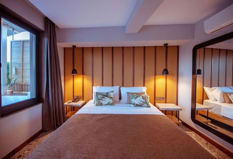 带泳池观景的豪华房, Arwen