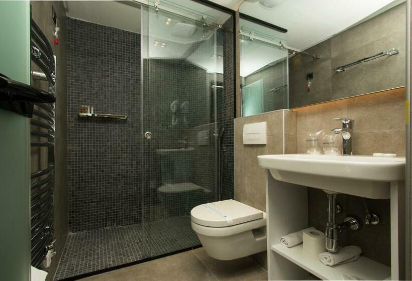 اتاق استاندارد سه تخته با بالکن, Garni Hotel Boutique 25h