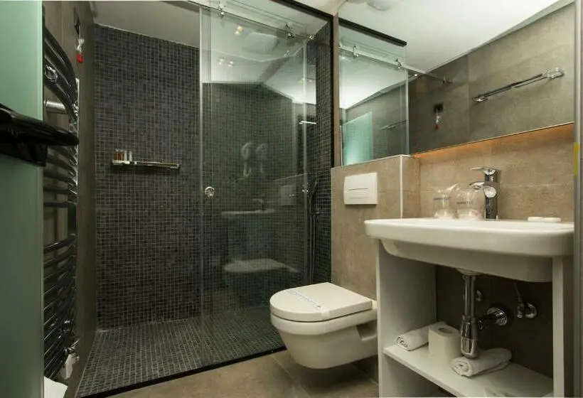 اتاق استاندارد سه تخته با بالکن, Garni Hotel Boutique 25h
