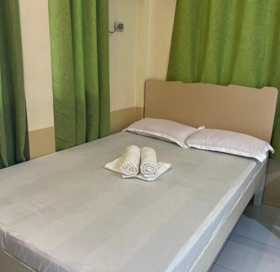 اتاق استاندارد چهار تخته, Austrias Guest House