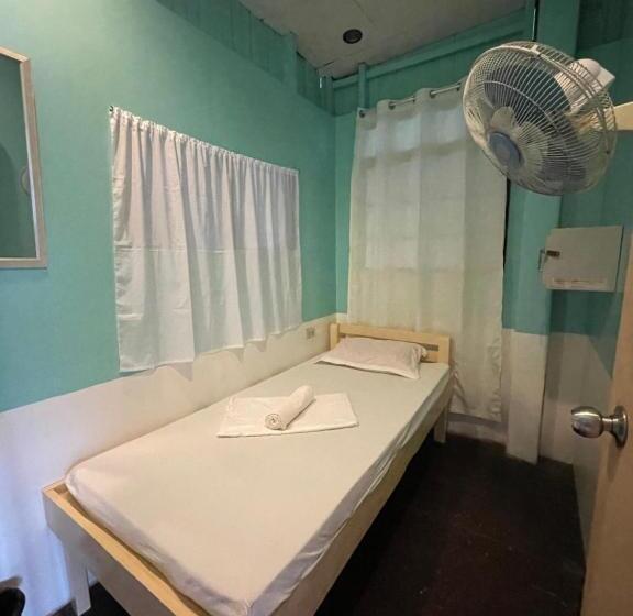 اتاق استاندارد یک تخته با سرویس بهداشتی مشترک, Austrias Guest House