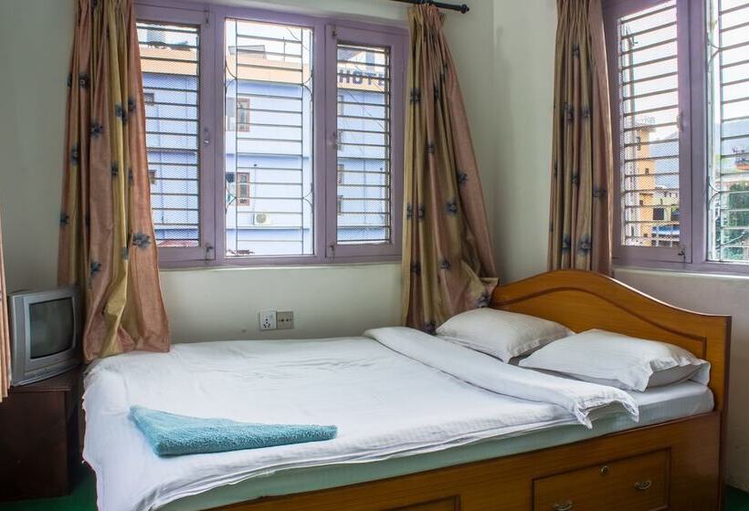 آپارتمان عادی 1 خوابه, Giri Guest House