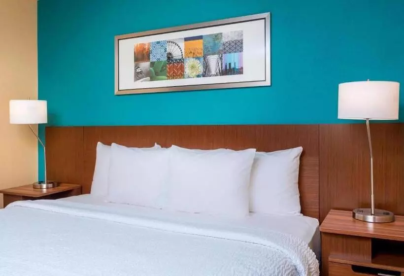 キングサイズベッドのスタンダードルーム, Fairfield Inn & Suites Victoria