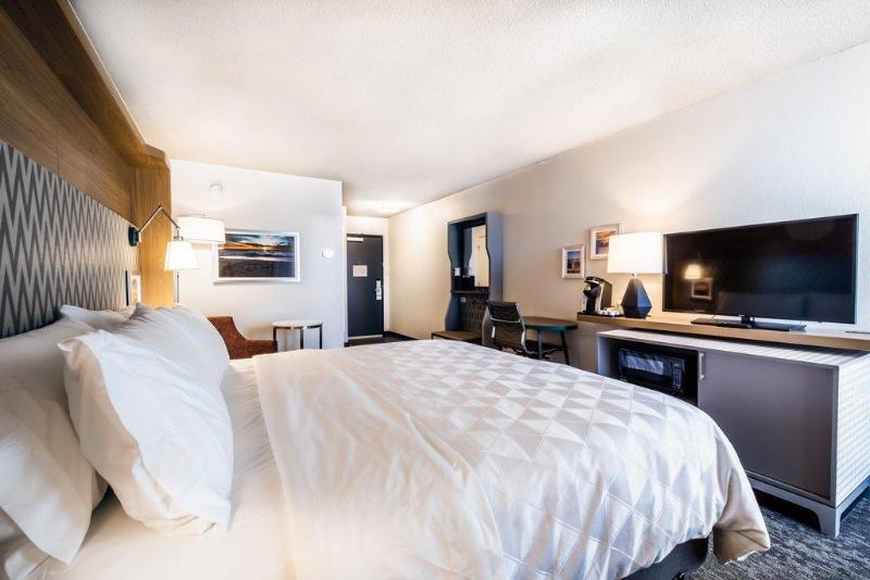 חדר סטנדרט עם מיטת קינג, Holiday Inn Grand Haven Spring Lake, An Ihg