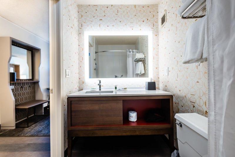 חדר סטנדרט עם מיטת קינג, Holiday Inn Grand Haven Spring Lake, An Ihg