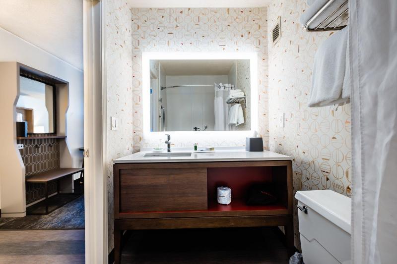 חדר סטנדרט עם מיטת קינג, Holiday Inn Grand Haven Spring Lake, An Ihg