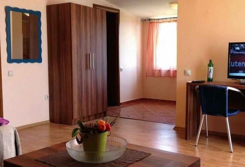 آپارتمان خانوادگی, Axenia