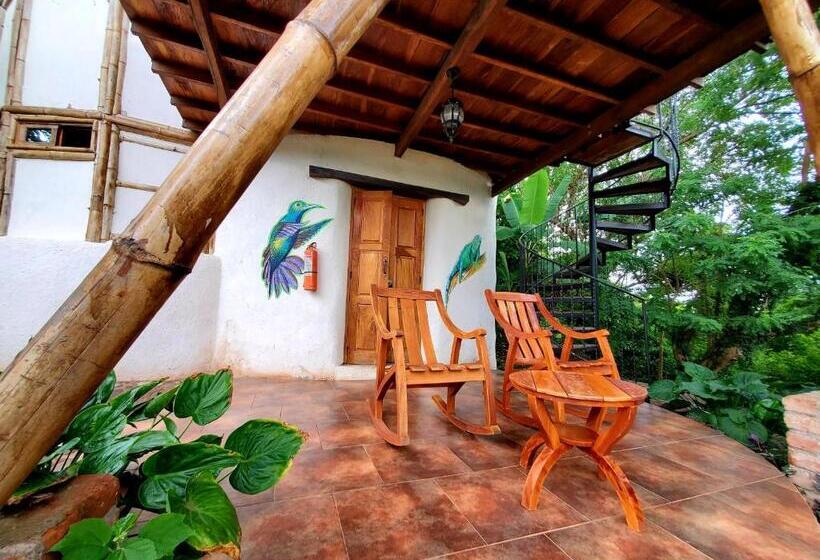 اتاق استاندارد با چشم‌انداز دریاچه, The Jungle