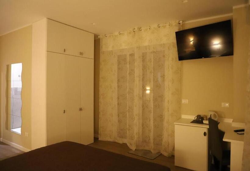 Standard Triple Room with Terrace, Tre Fontane