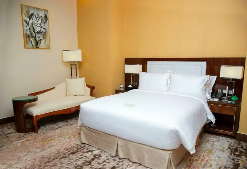 اتاق لوکس با تخت بزرگ, Royal Swiss Lahore