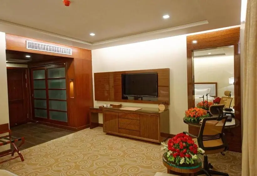 اتاق لوکس با تخت بزرگ, Royal Swiss Lahore