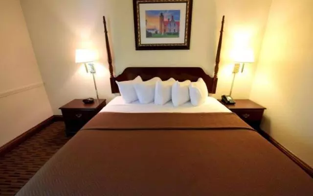 キングサイズベッドのスタンダードルーム, Bayside Hotel Of Mackinac