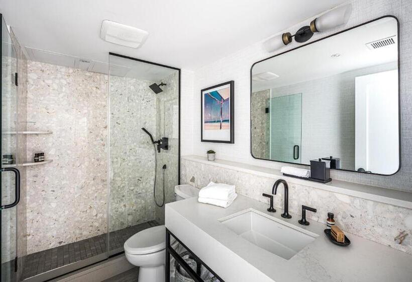 غرفة قياسية سرير كينج لذوى الإحتياجات الخاصة, Gurney's Montauk Resort & Seawater Spa