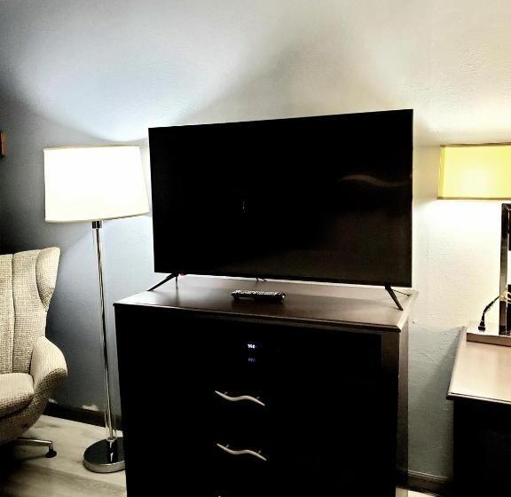 غرفة قياسية سرير كينج لذوى الإحتياجات الخاصة, Baymont By Wyndham London Ky