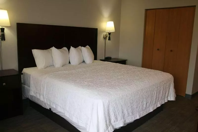 キングサイズベッドのスタンダードルーム, Best Western Batesville
