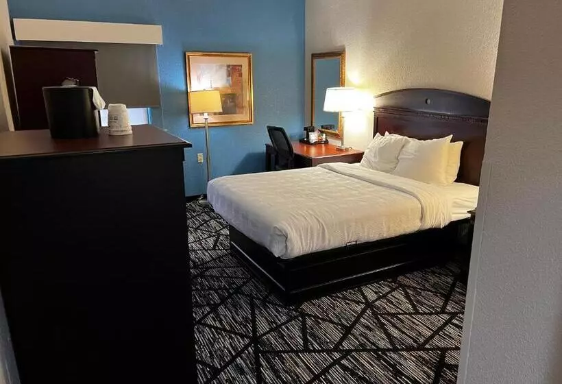 身障者適用クイーンサイズベッドルーム, Baymont By Wyndham Monroe Ohio