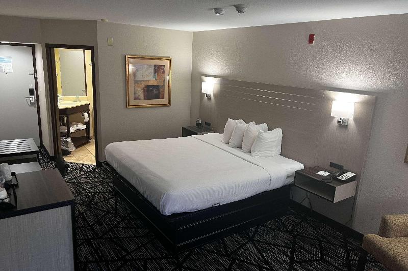 残疾人使用的带特大床的标准间, Baymont By Wyndham Monroe Ohio