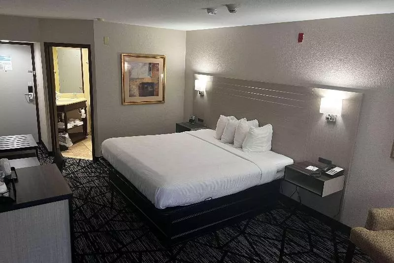 身障者適用クイーンサイズベッドルーム, Baymont By Wyndham Monroe Ohio