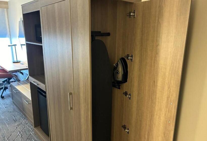 带2个双人床的标准工作室, Holiday Inn Express Crestwood, An Ihg