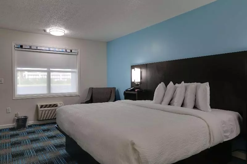 身障者適用キングサイズベッドルーム, Travelodge By Wyndham Calhoun South I75