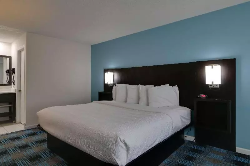 キングサイズベッドのスタンダードルーム, Travelodge By Wyndham Calhoun South I75