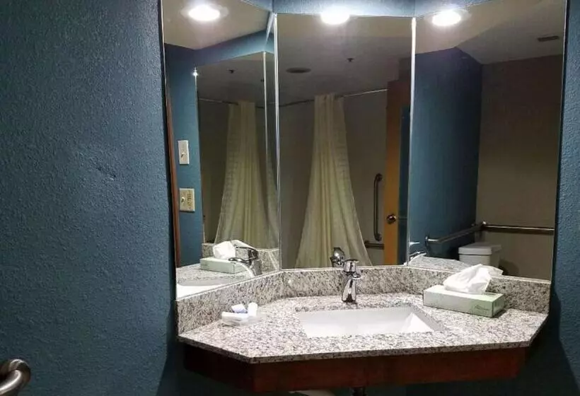 2ダブルベッドのスタンダードルーム, Days Inn By Wyndham Englewood Dayton Airport