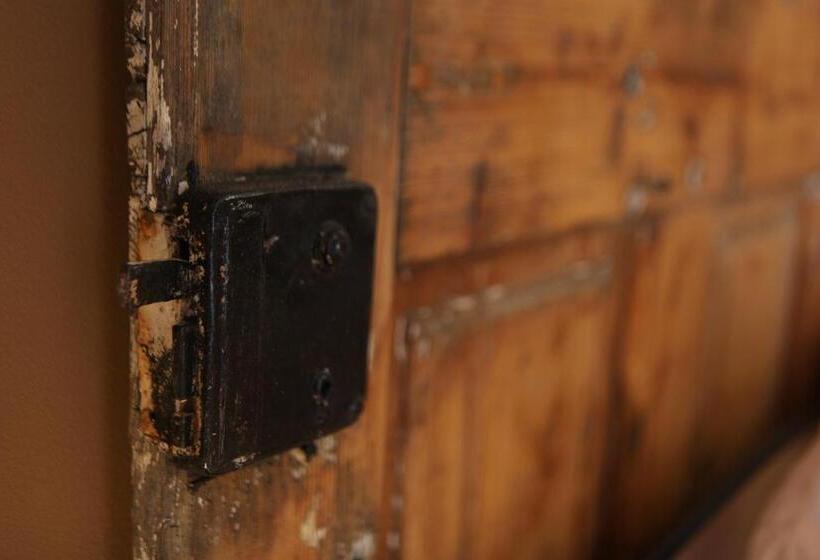 غرفة قياسية, Casa Cu Usi   House Of Doors