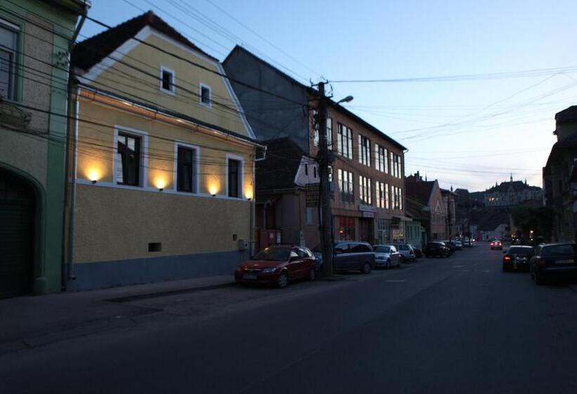 Люкс 2 Спальни, Casa Cu Usi   House Of Doors