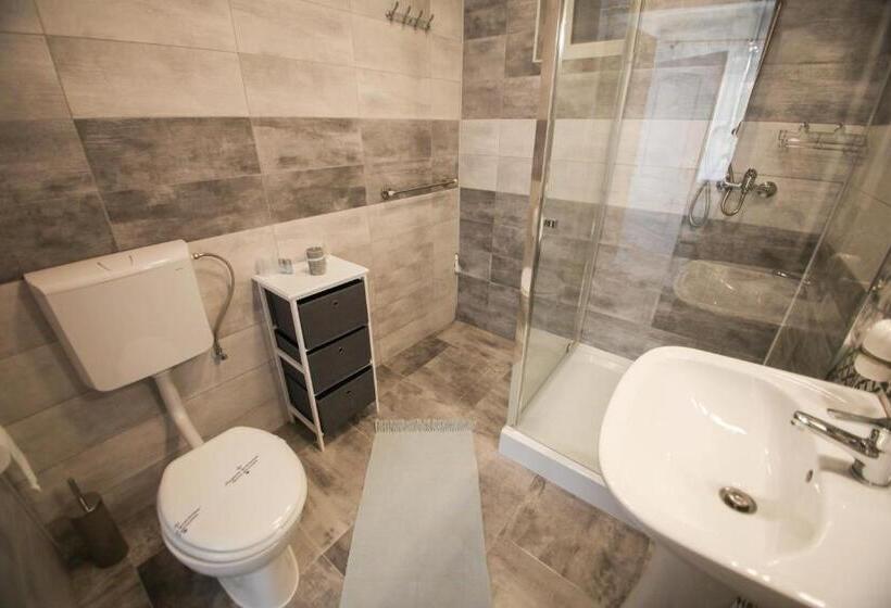 غرفة عائلية, Casa Cu Usi   House Of Doors