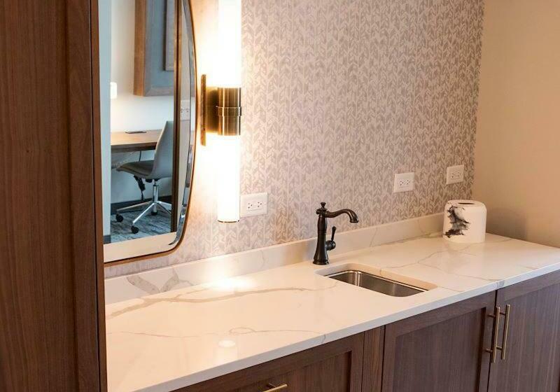 חדר סטנדרט שתי מיטות זוגיות, Blutique, Akron, A Tribute Portfolio