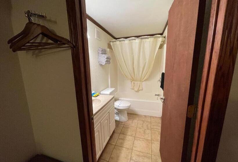 جناح ديلوكس, Highland Court Motel