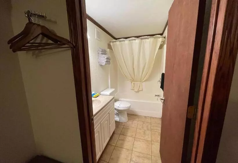 سوییت لوکس, Highland Court Motel