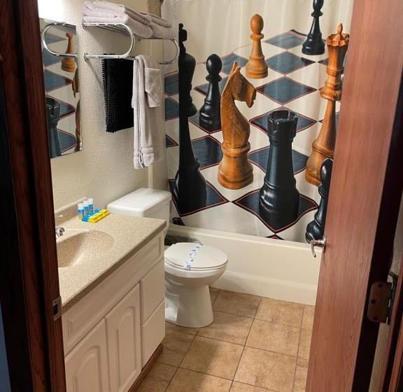 جناح ديلوكس, Highland Court Motel