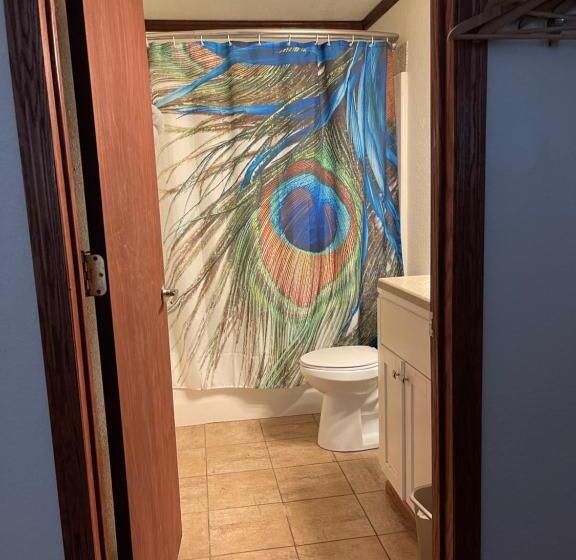 جناح ديلوكس, Highland Court Motel