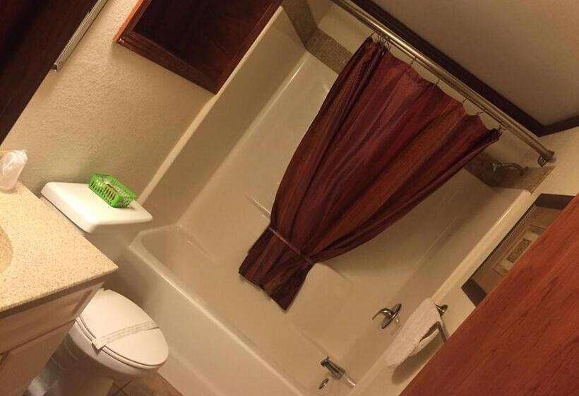 Люкс Повышенной Комфортности, Highland Court Motel