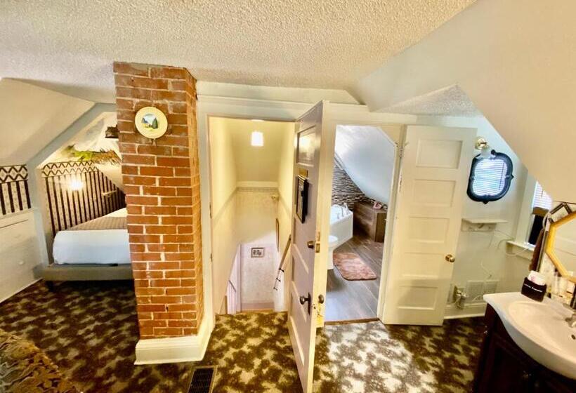 Люкс Повышенной Комфортности, Holden House 1902 Bed & Breakfast Inn