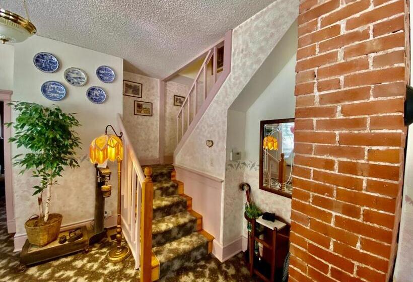 Люкс Повышенной Комфортности, Holden House 1902 Bed & Breakfast Inn