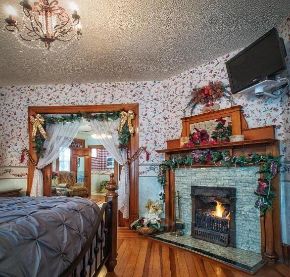 Номер Deluxe Кровать Кинг, Holden House 1902 Bed & Breakfast Inn